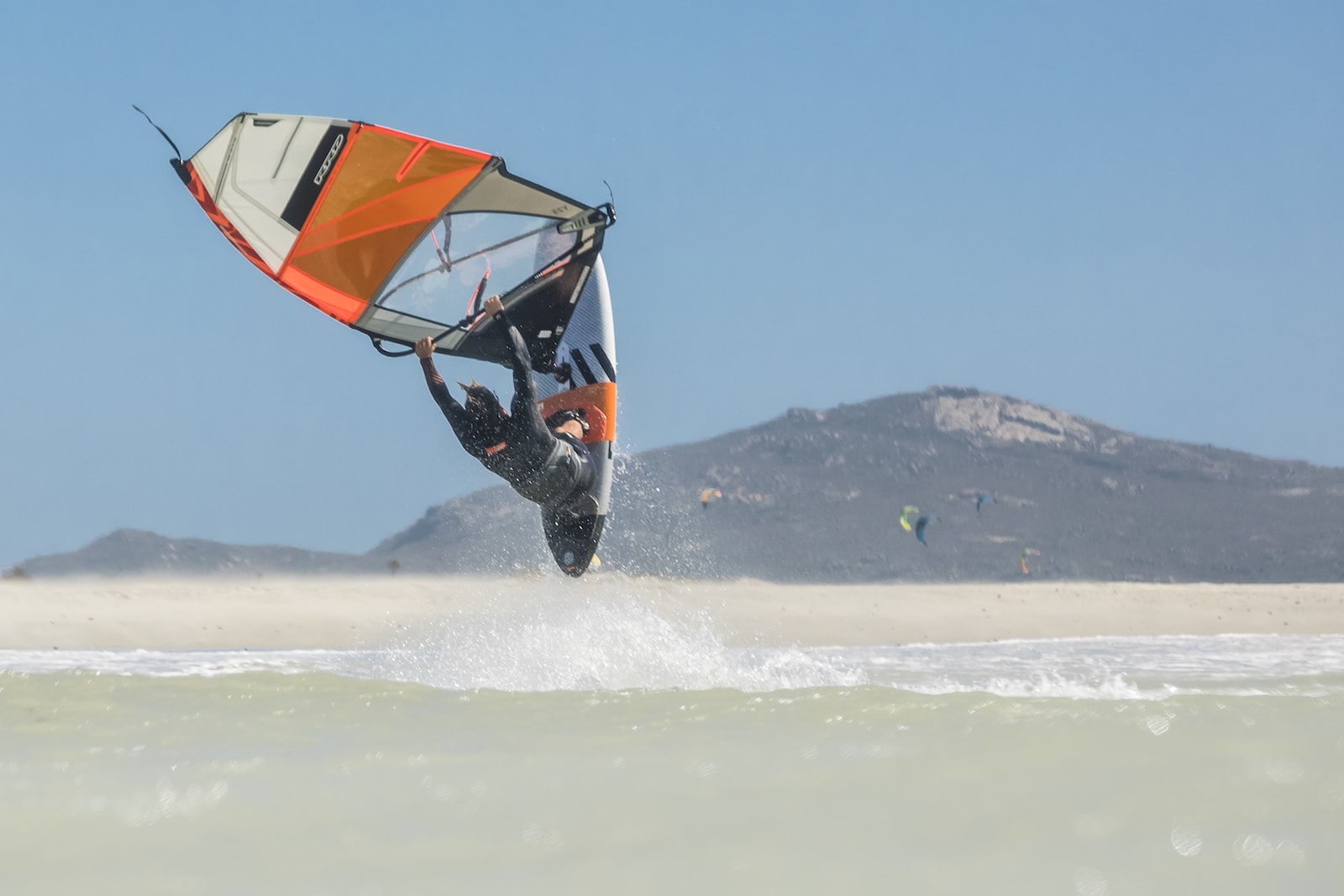 skoky na freestyle plovaku rrd twin tip y25 windsurfing karlin